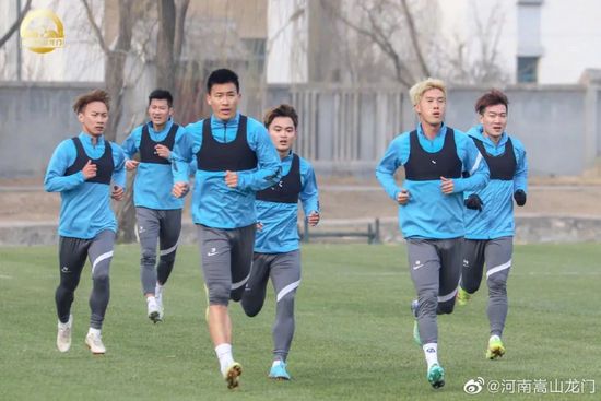 第49分钟，奥纳纳后场出球直接传出边线。